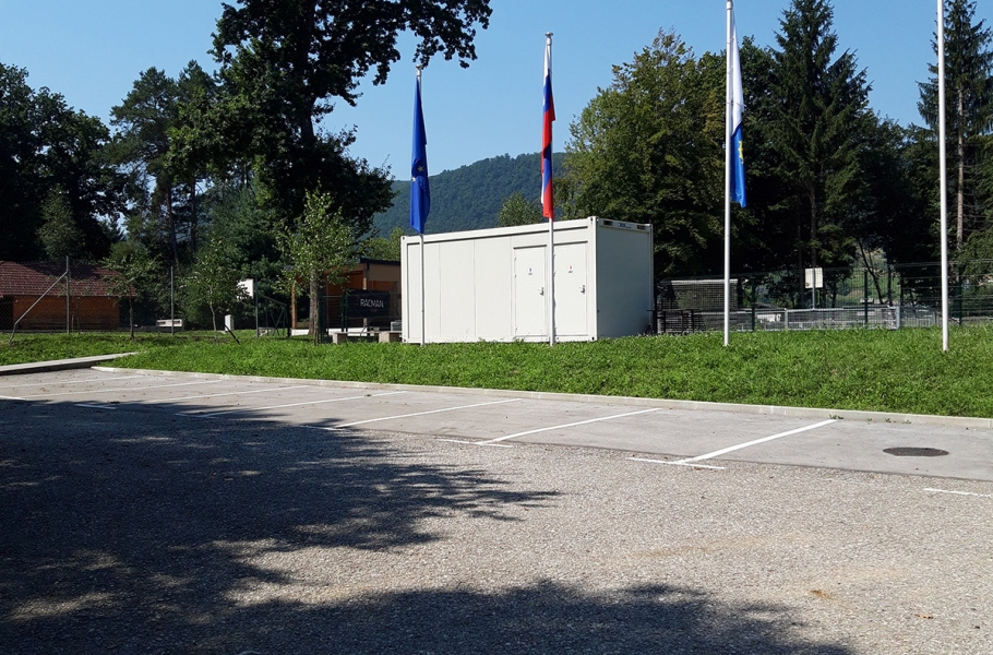Parkirno mjesto pored igrališta